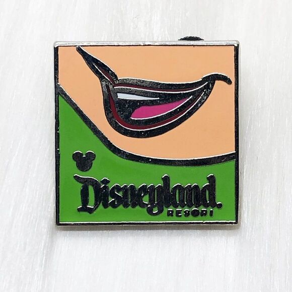 🔮 5/$25 Disneyland Resort Peter Pan Tinker Bell Smile‎ Pin - Picture 1 of 3
